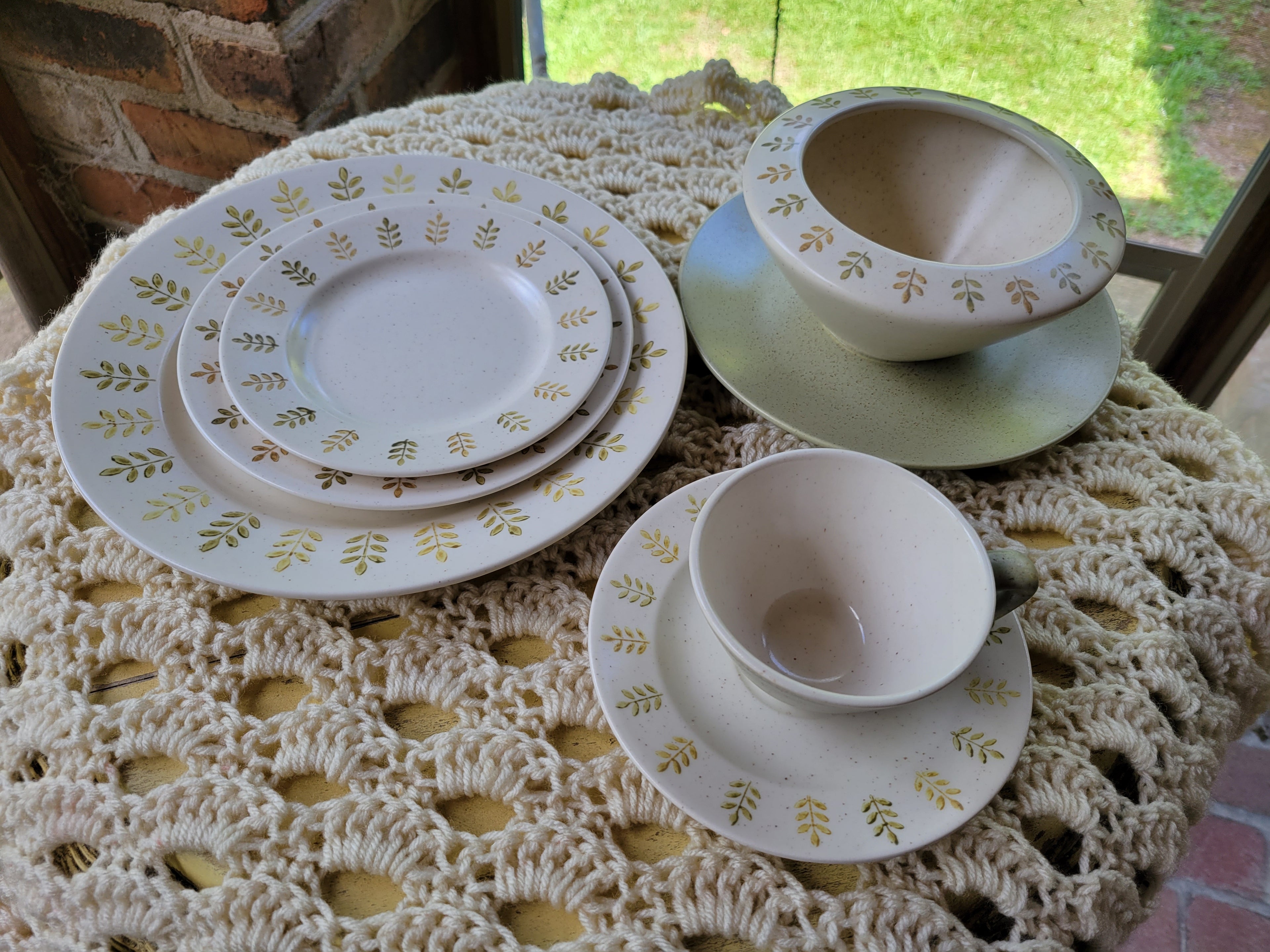 Poppytrail 'Pepper Tree' Stoneware Set by Metlox