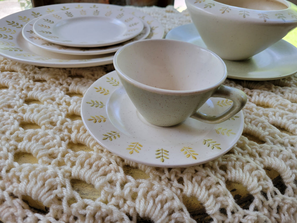 Poppytrail 'Pepper Tree' Stoneware Set by Metlox