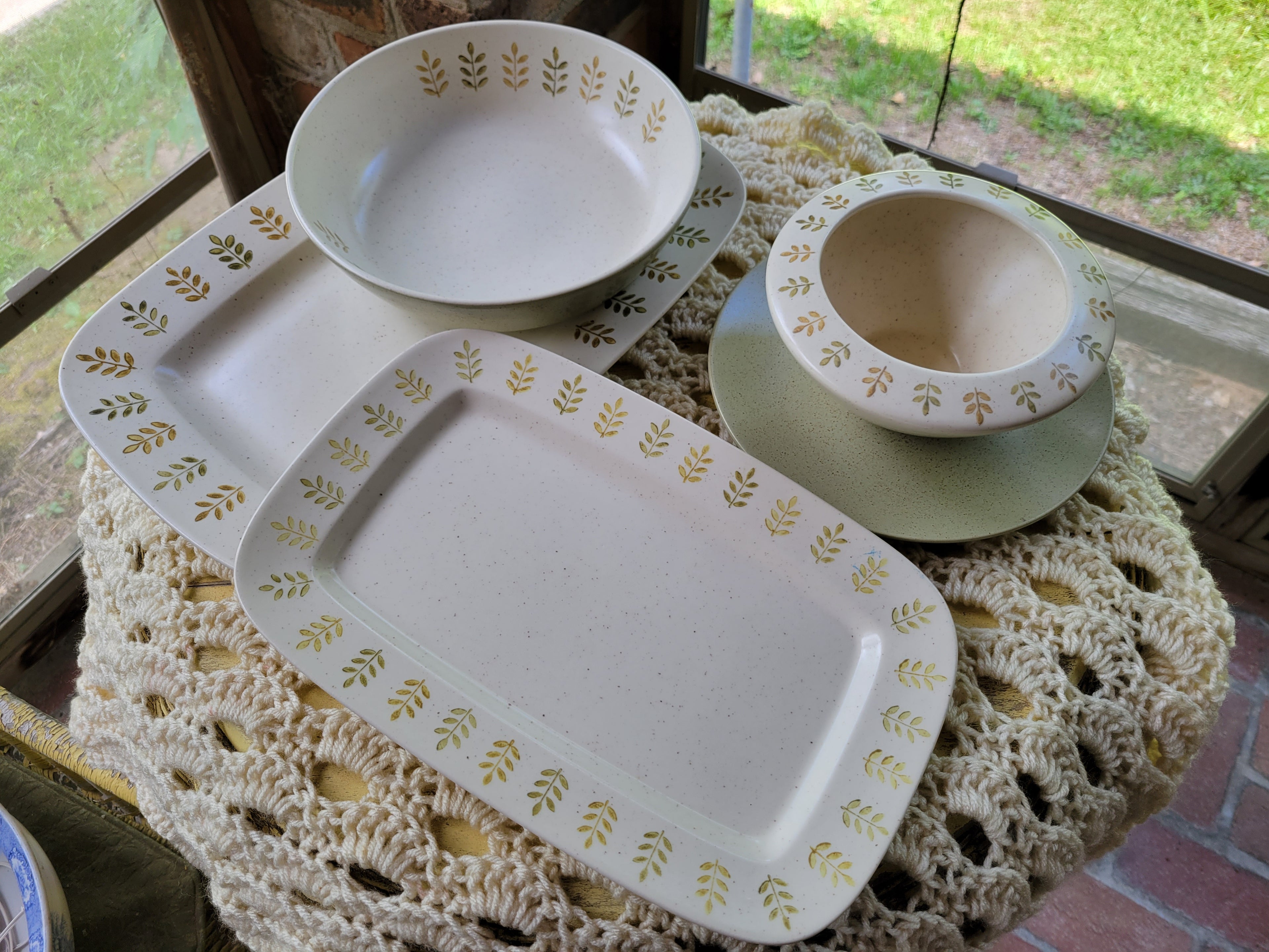 Poppytrail 'Pepper Tree' Stoneware Set by Metlox